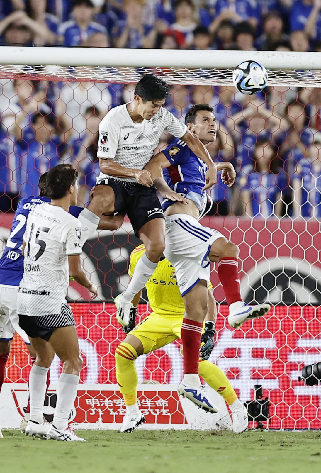 横浜対神戸　前半、ヘディングでチーム2点目のゴールを決める神戸武藤（中央左）（共同）