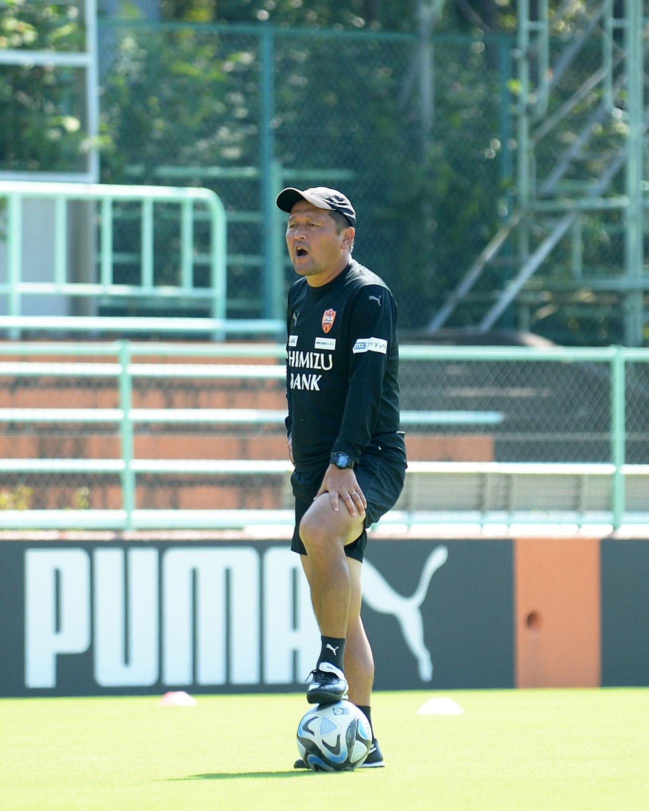 練習中に選手を鼓舞する清水の秋葉監督