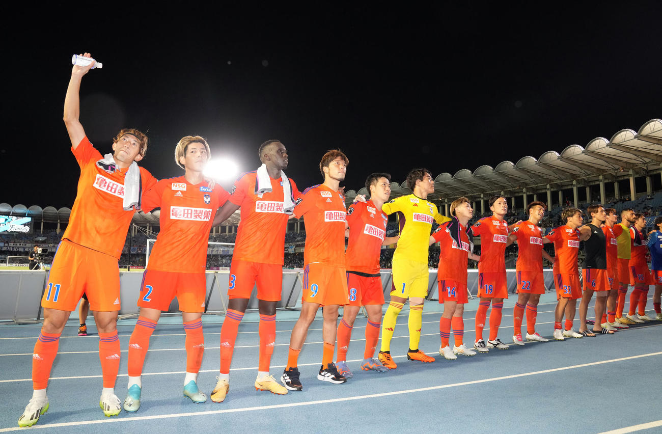 川崎F対新潟　試合後、サポーターと喜び合う太田（左端）、新井（左から2人目）ら新潟の選手たち（撮影・狩俣裕三）