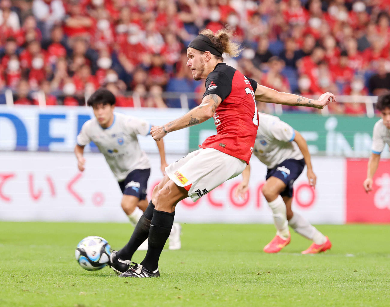 浦和対横浜FC　後半、PKを決める浦和アレクサンダー・ショルツ（撮影・鈴木正人）