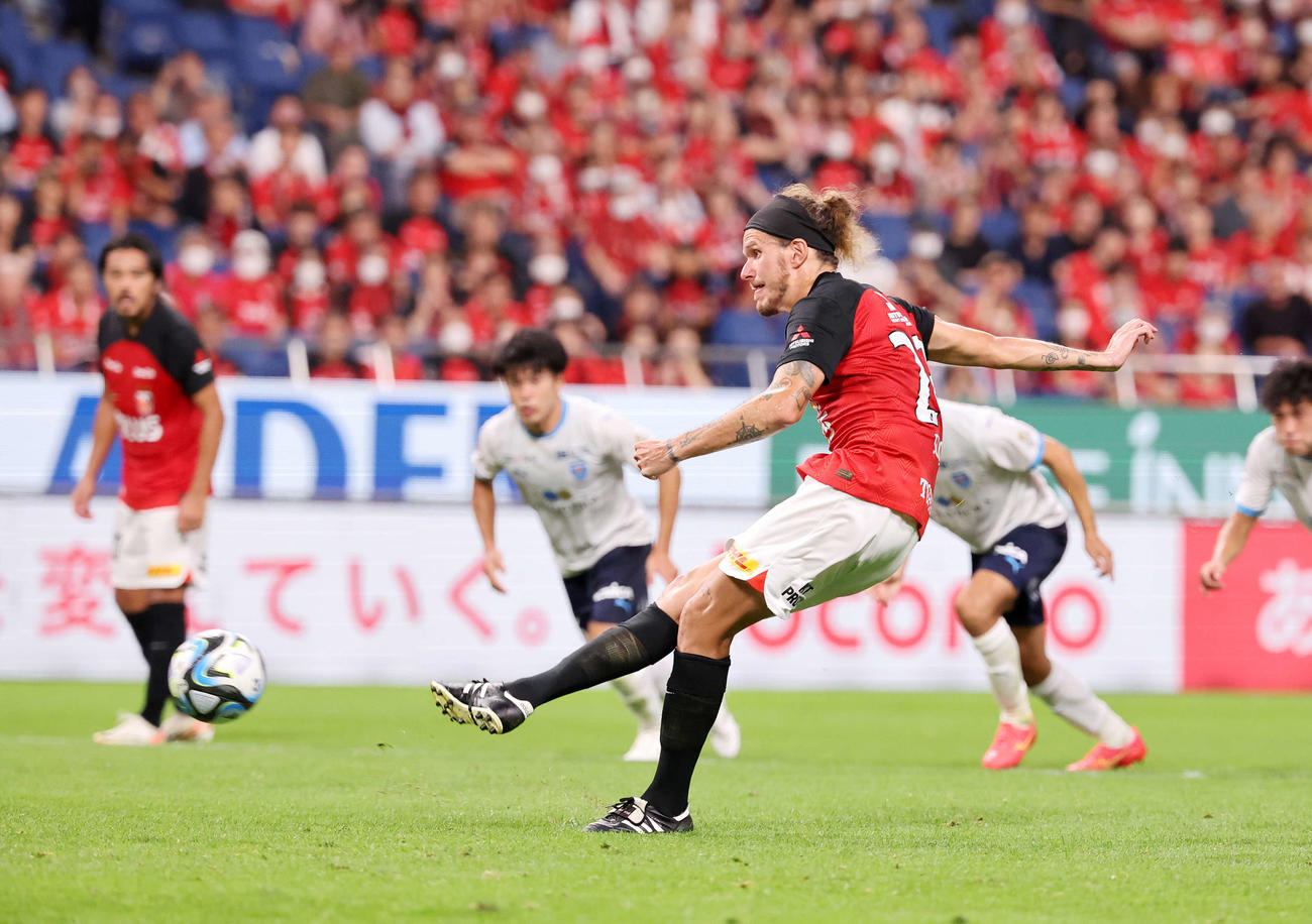 浦和対横浜FC　後半、PKを決める浦和アレクサンダー・ショルツ（撮影・鈴木正人）