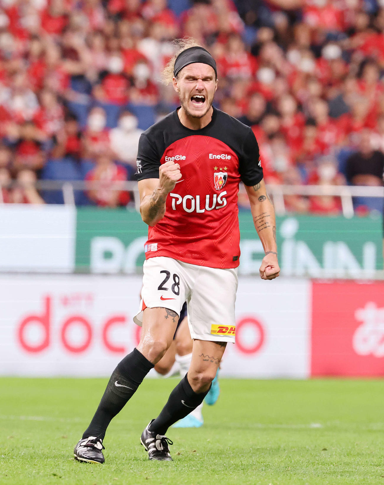 浦和対横浜FC　後半、PKを決めガッツポーズで雄たけびを上げる浦和アレクサンダー・ショルツ（撮影・鈴木正人）