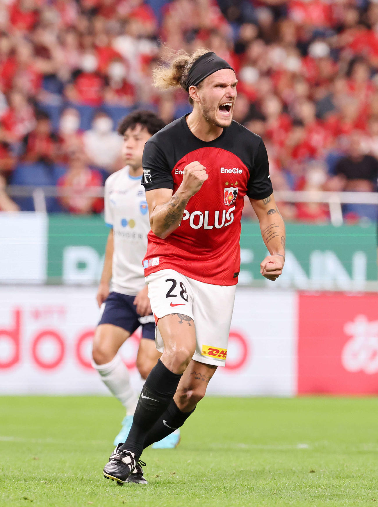 浦和対横浜FC　後半、PKを決めガッツポーズで雄たけびを上げる浦和アレクサンダー・ショルツ（撮影・鈴木正人）