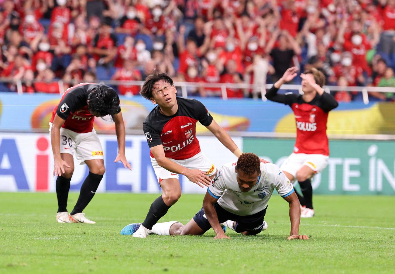 浦和対横浜FC　引き分けで終わり悔しそうな表情を見せる浦和安居（左から2人目）（撮影・鈴木正人）