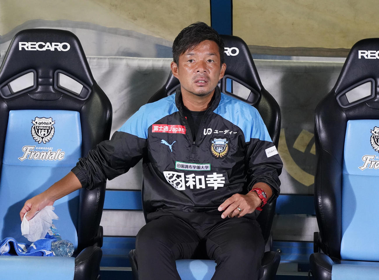 川崎F対新潟　試合前、ベンチに座る川崎F鬼木監督（撮影・狩俣裕三）