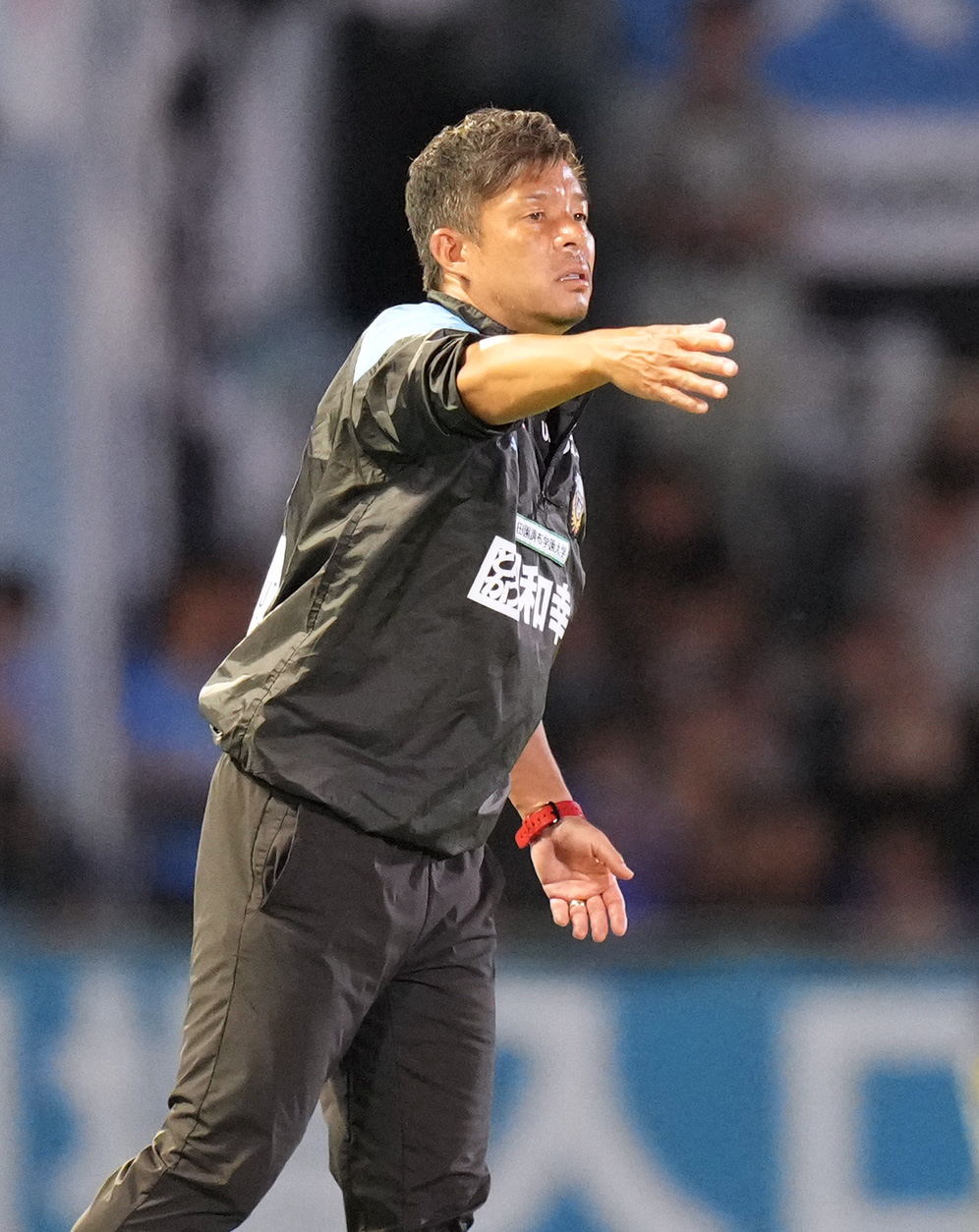 川崎F対新潟　後半、指示を出す川崎F鬼木監督（撮影・狩俣裕三）