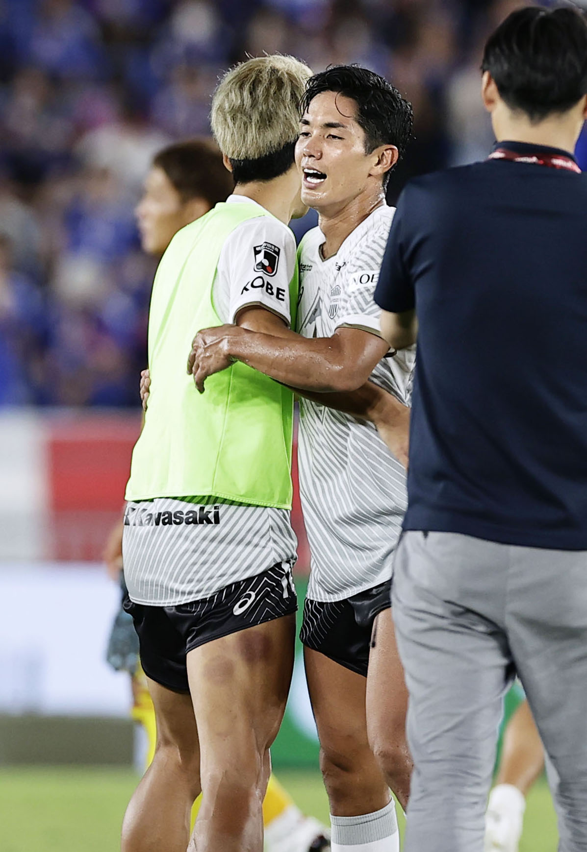 横浜に快勝し、抱き合って喜ぶ神戸の大迫（左）と武藤（共同）