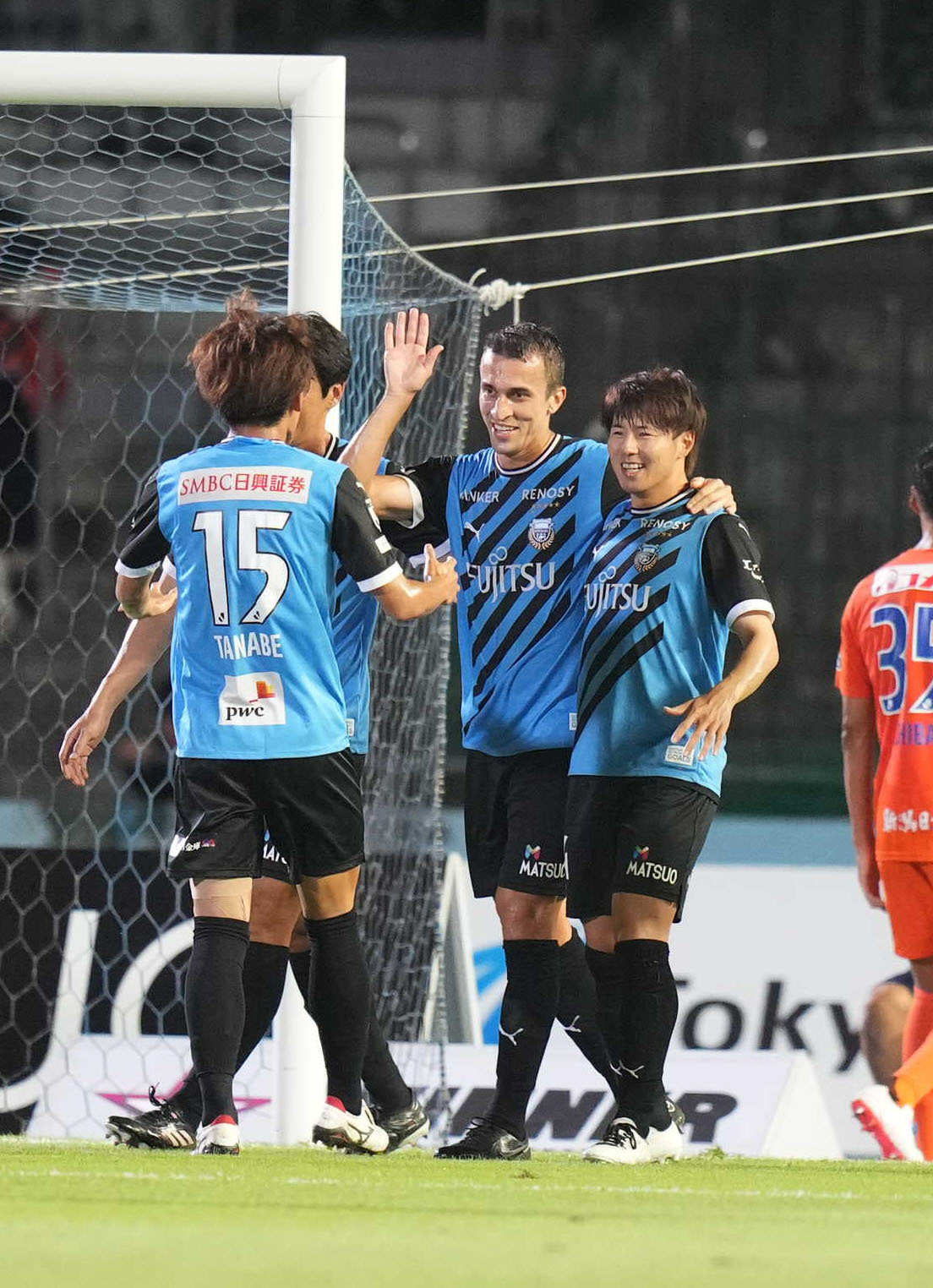 川崎F対新潟　前半、先制ゴールを決める川崎Fジョアン・シミッチ（中央）（撮影・狩俣裕三）