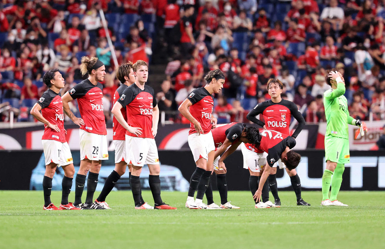 浦和対横浜FC　引き分けで終わり悔しそうな表情を見せる浦和の選手たち（撮影・鈴木正人）