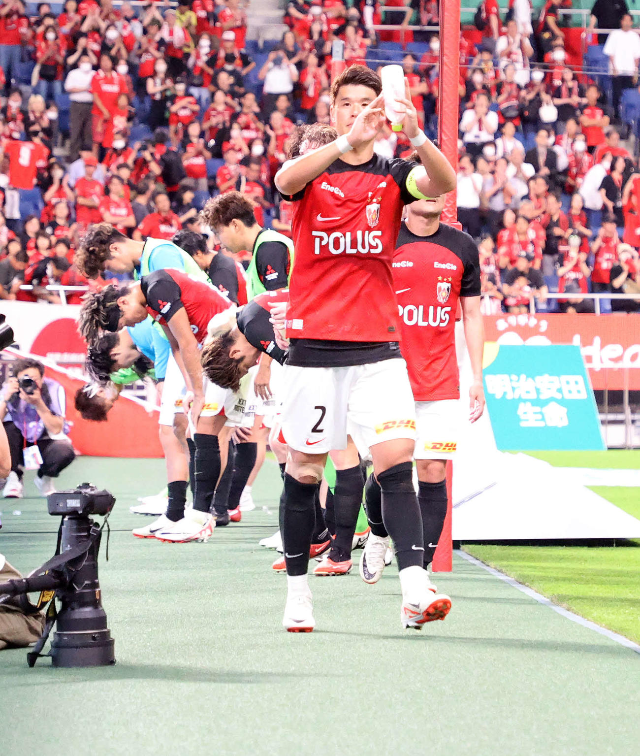 浦和対横浜FC　試合を終え引き揚げる浦和酒井（手前）（撮影・鈴木正人）
