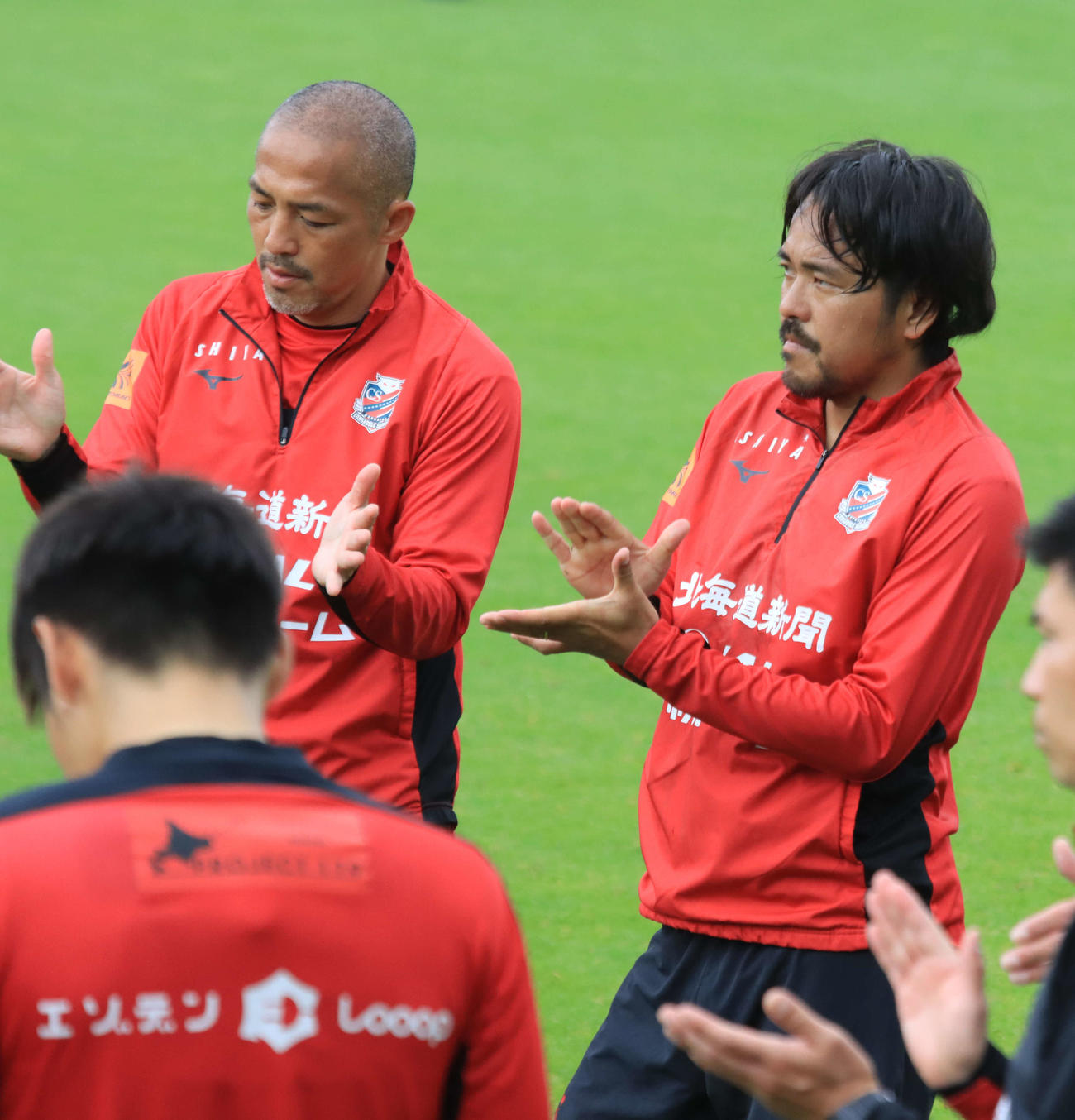 練習を終えて手締めする札幌興梠（右）。左は小野（2022年6月17日撮影）