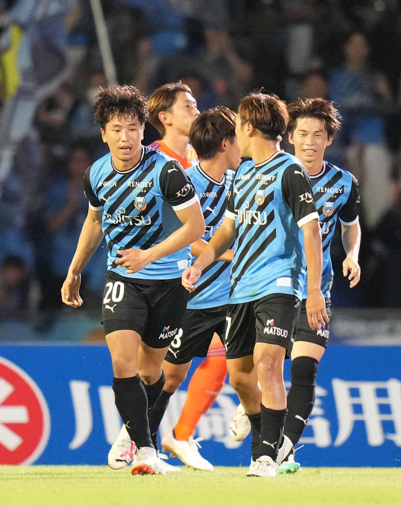 川崎F対新潟　後半、PKを決める川崎F山田（左）（撮影・狩俣裕三）