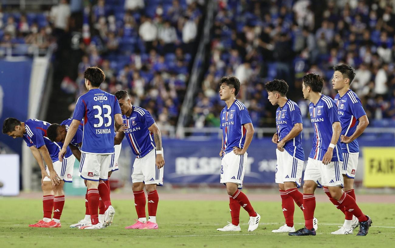 神戸に敗れた横浜イレブン（共同）
