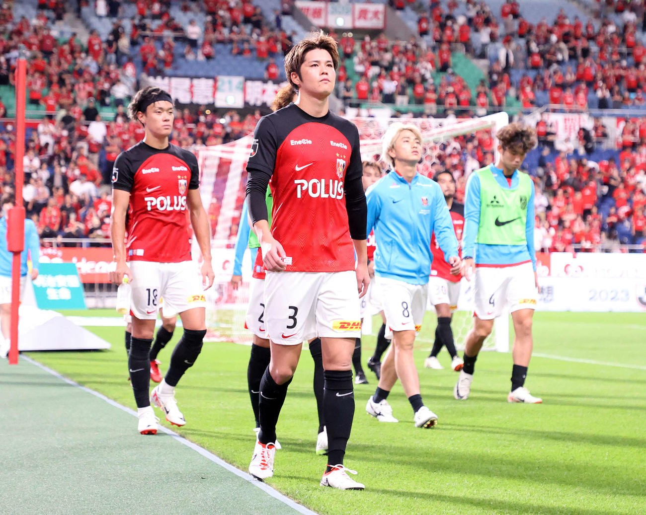 浦和対横浜FC　試合を終え引き揚げる浦和伊藤（手前）（撮影・鈴木正人）