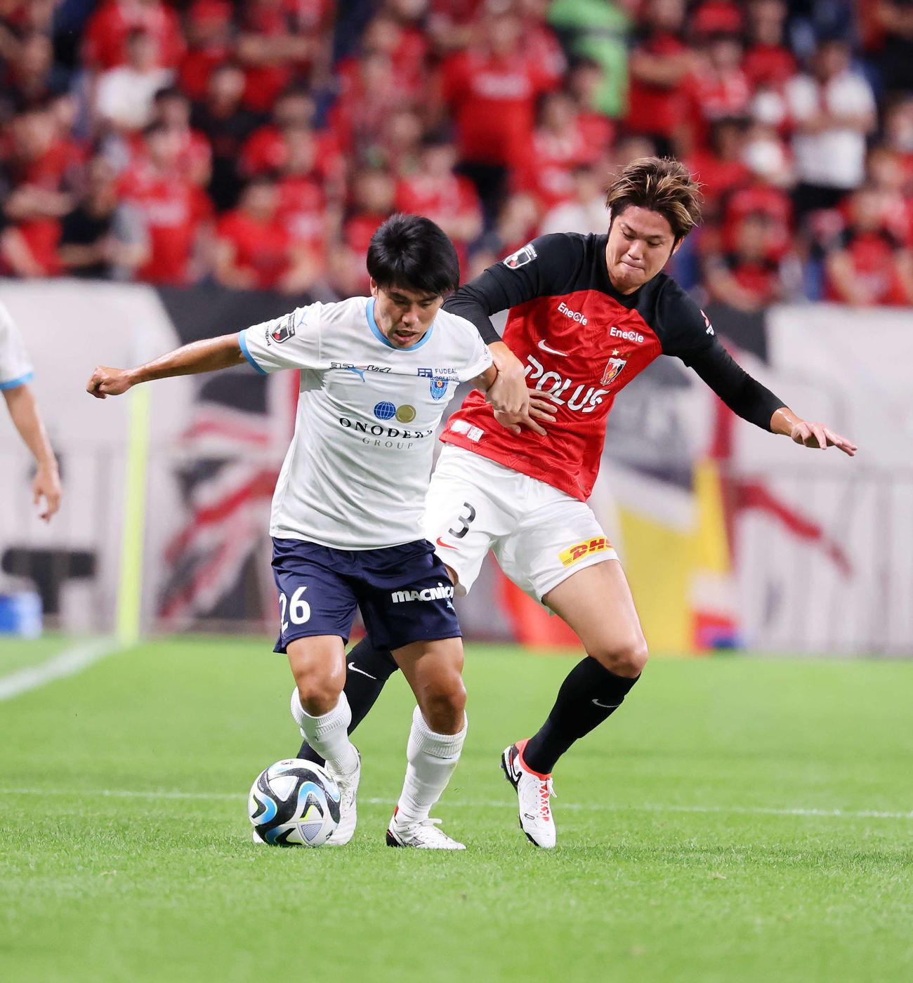 浦和対横浜FC　前半、競り合う横浜FC林（左）と浦和伊藤（撮影・鈴木正人）