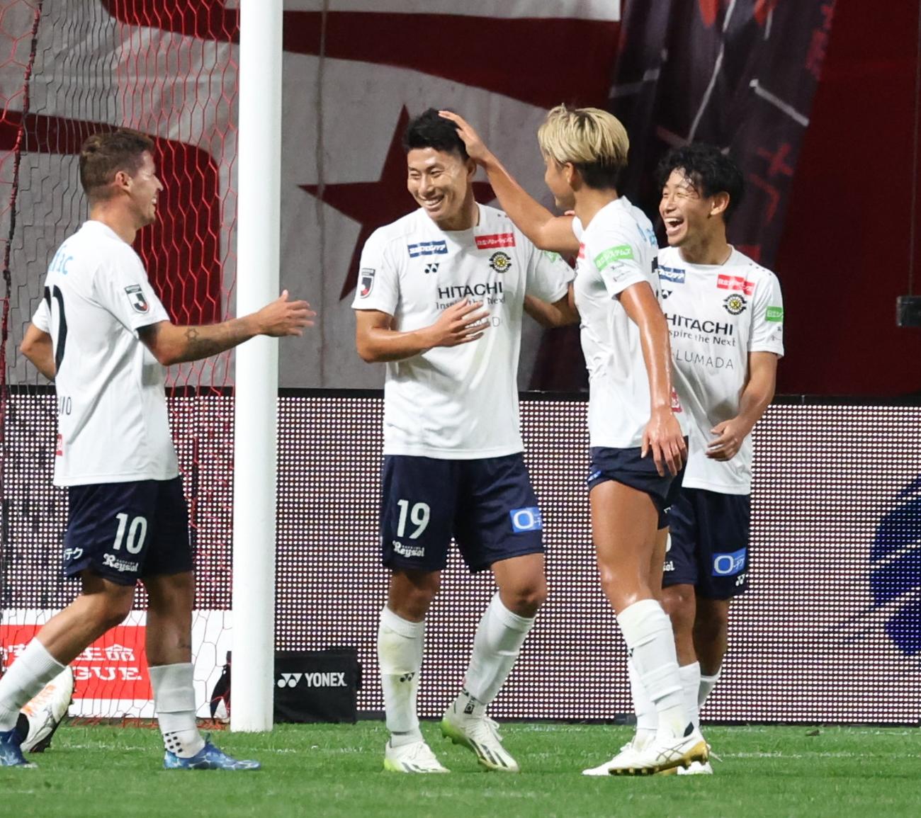 札幌対柏　前半、2点目を決め笑顔の柏細谷（左から2人目）（撮影・黒川智章）