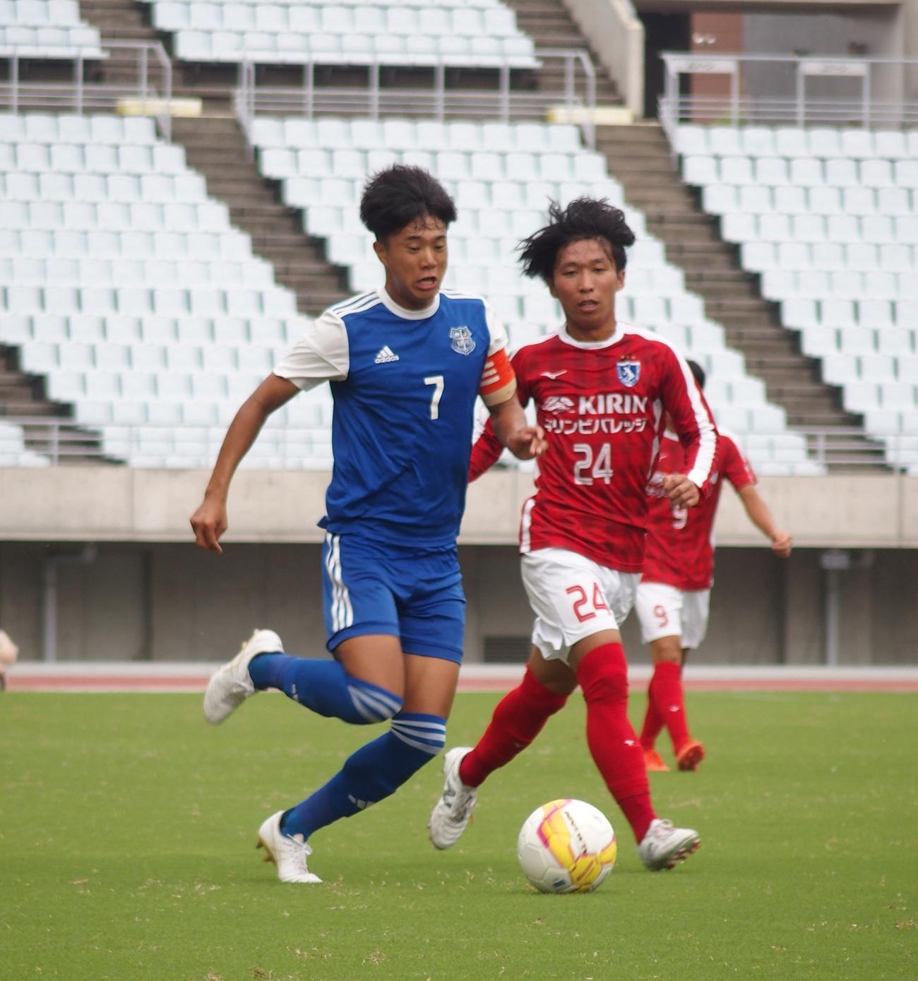 関学大対びわこ成蹊大　突破を図る関学大DF濃野公人（撮影・永田淳）