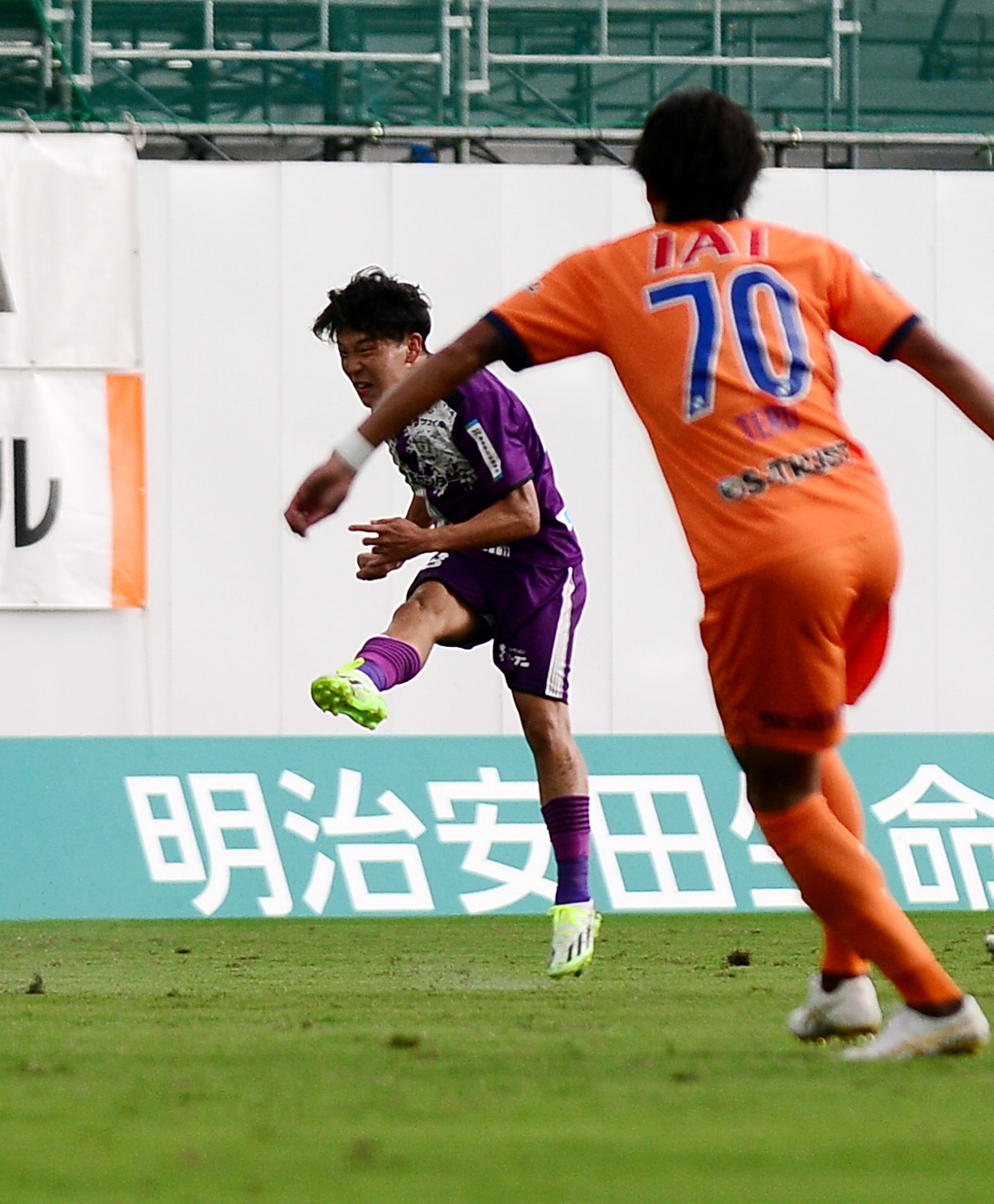 後半9分、右足ミドルで先制点を決める藤枝矢村（奥）