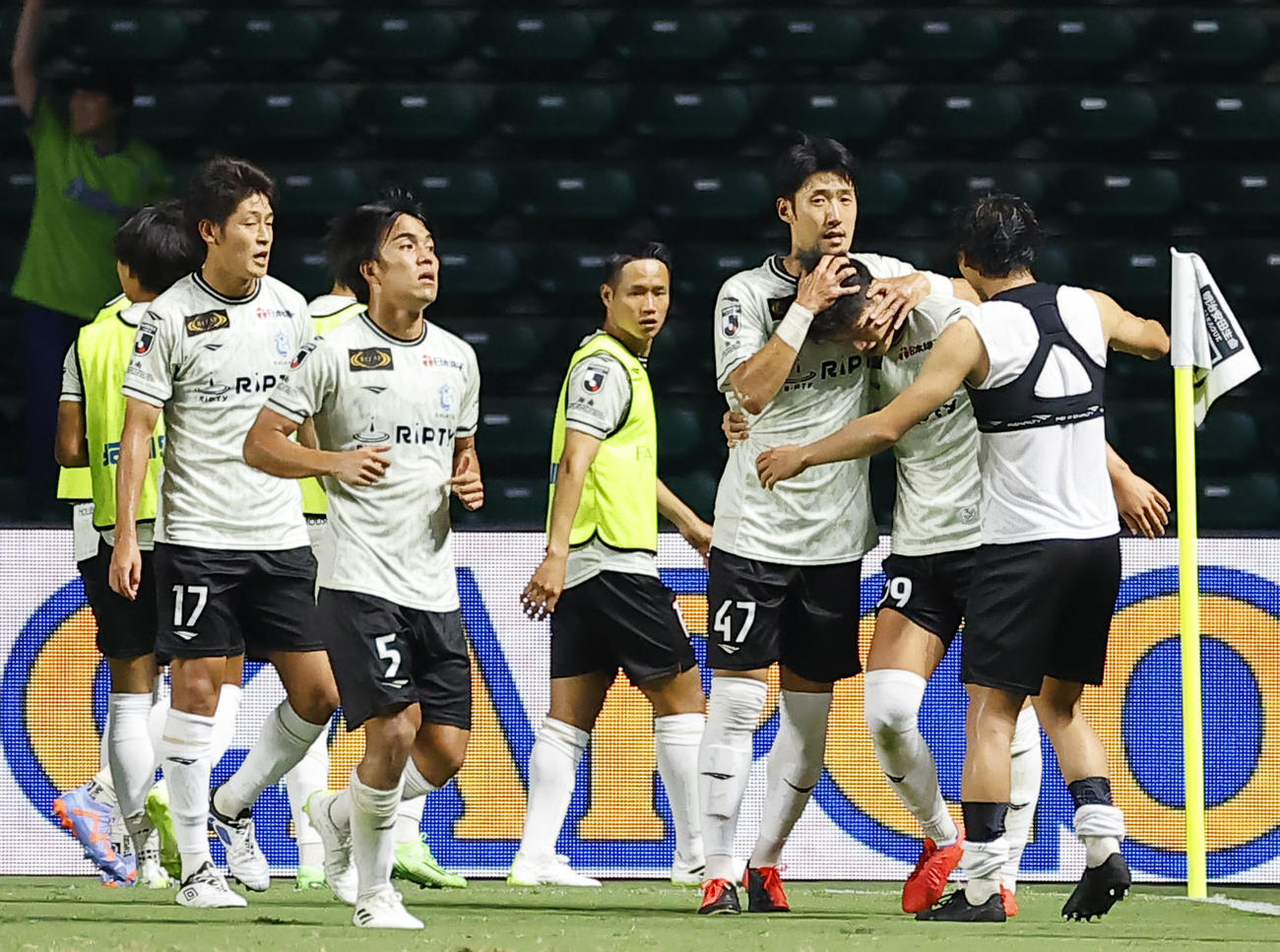 C大阪対湘南　後半、先制ゴールを決め祝福を受ける湘南鈴木（右から2人目）（撮影・藤尾明華）