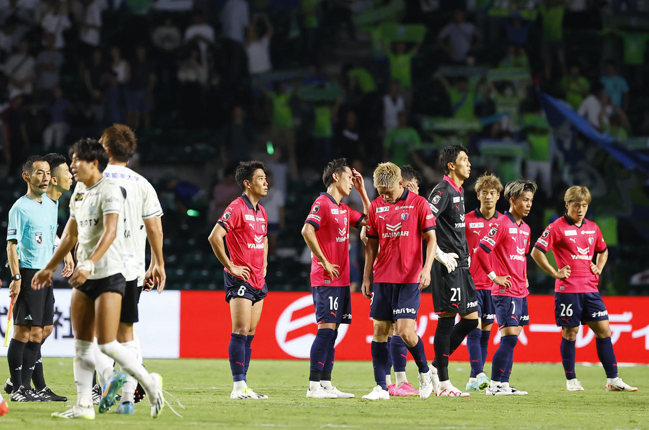 C大阪対湘南　湘南に敗れ、肩落とす香川（左から5人目）らC大阪イレブン（撮影・藤尾明華）