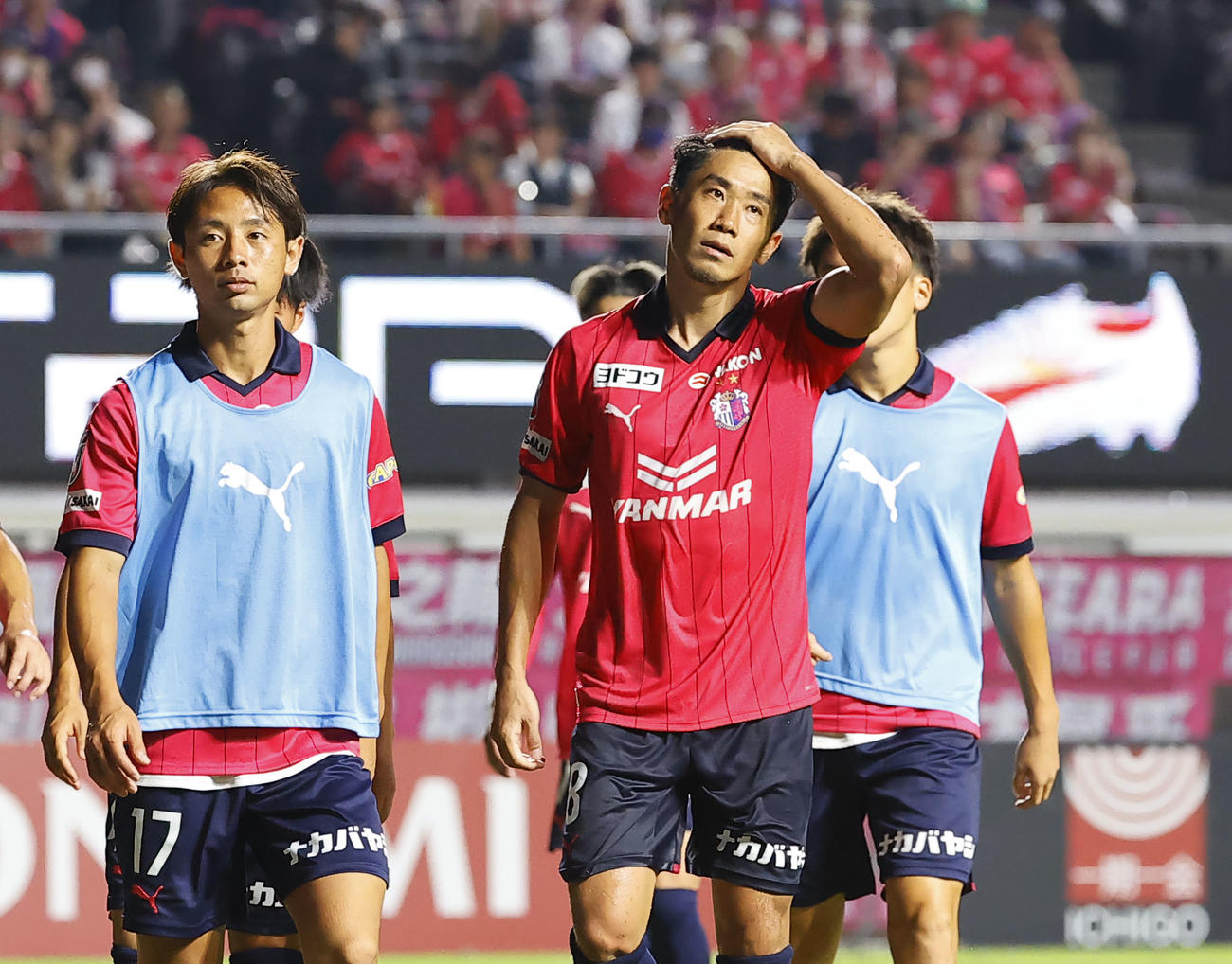 C大阪対湘南　湘南に敗れた香川真司（中央）楽天C大阪イレブン（撮影・藤尾明華）