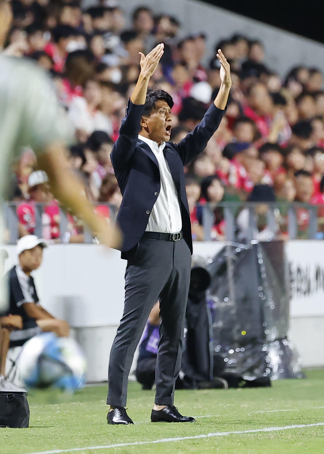 C大阪対湘南　前半、指示出すC大阪小菊監督（撮影・藤尾明華）