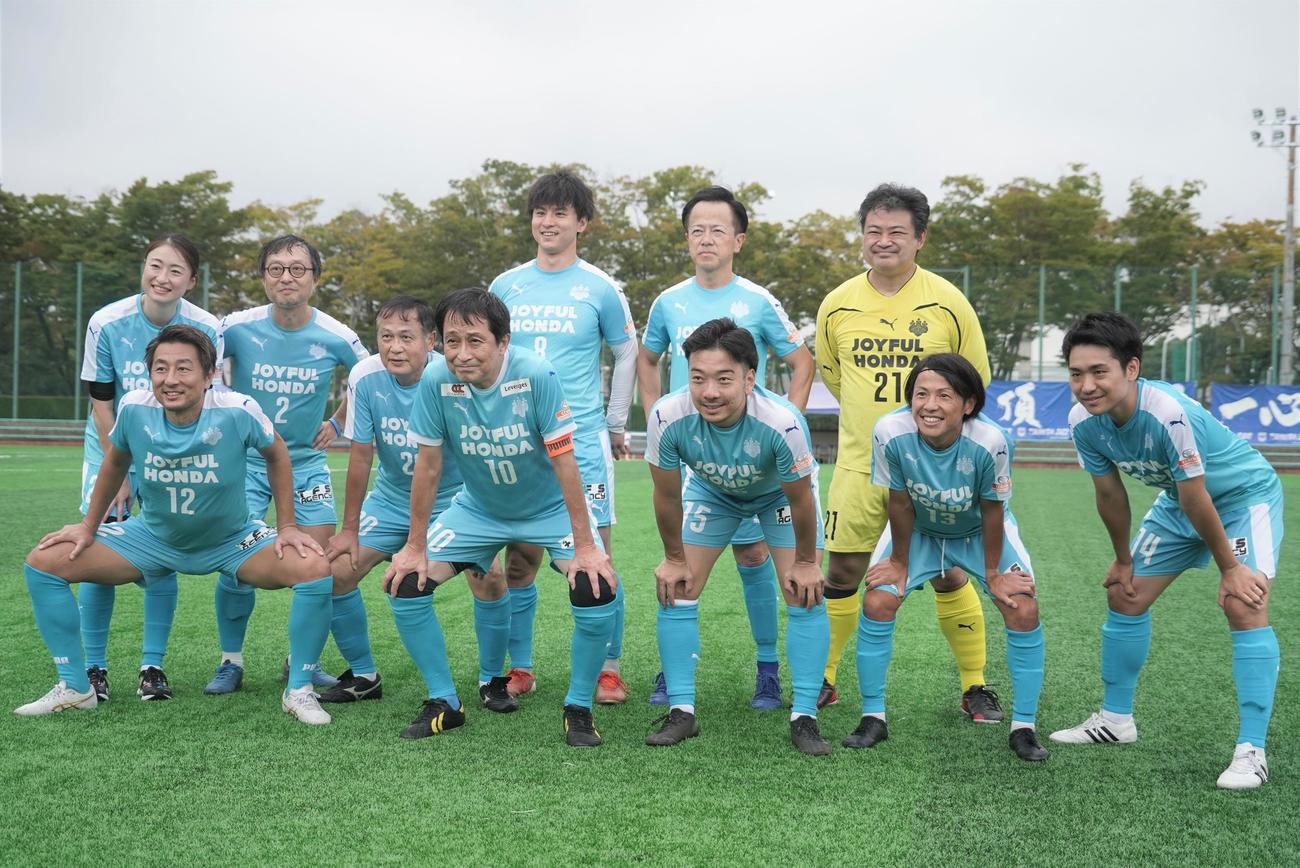 筑波大開学50周年記念マッチに出場した同大学永田恭介学長（前列左から2人目）（撮影・佐藤成）