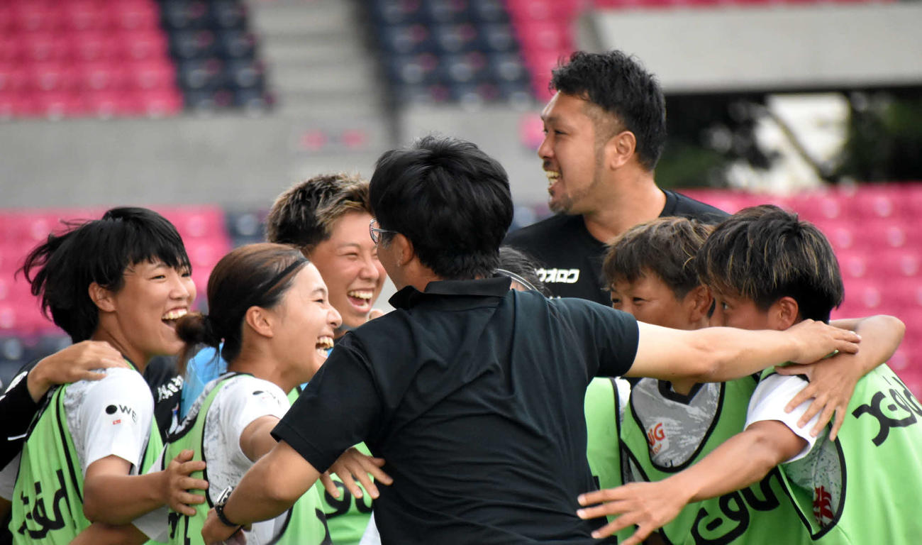 決勝進出を決め、喜びを分かち合う新潟の選手たちと橋川監督（手前）（アルビレックス新潟レディース提供）