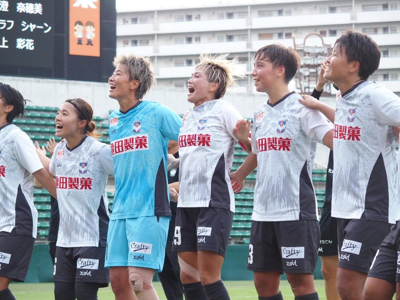 INAC神戸レオネッサ対アルビレックス新潟レディース　試合後サポーターにあいさつする川澄奈穂美（中央）ら新潟の選手（撮影・永田淳）