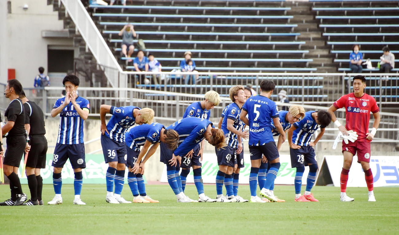山形対徳島　試合に敗れ肩を落とす山形の選手たち（撮影・山田愛斗）
