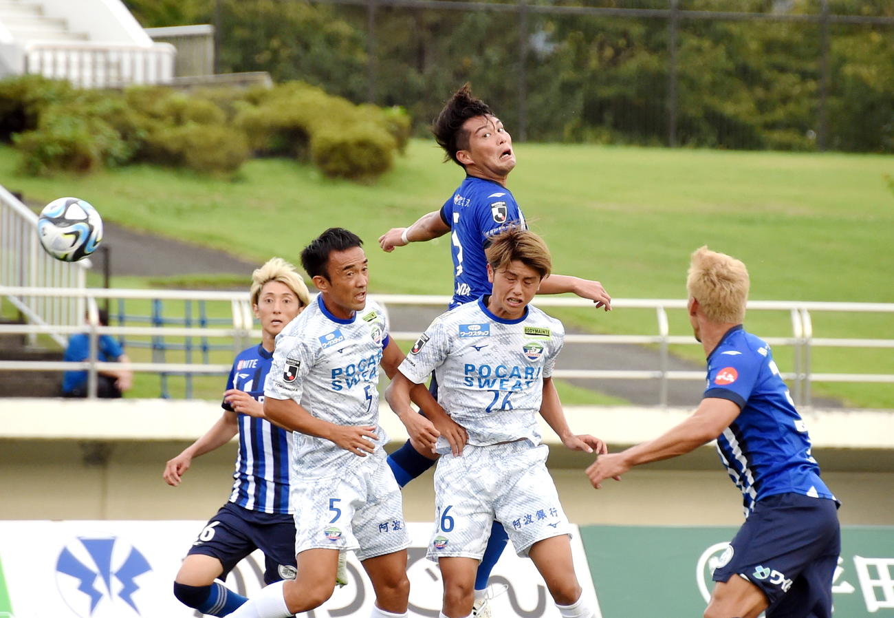 パワープレーで前線に上がりヘディングする山形DF野田（中央奥）