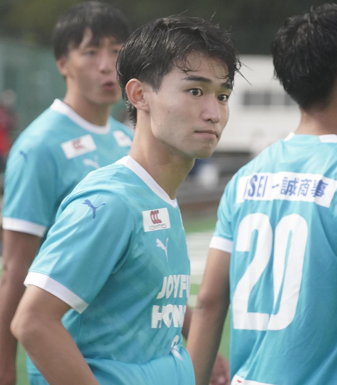 JR東日本カップ2023第97回関東大学サッカーリーグ戦1部筑波大対国士舘大戦後、引き上げる筑波大MF瀬良俊太（撮影・佐藤成）