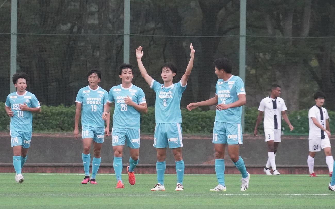 JR東日本カップ2023第97回関東大学サッカーリーグ戦1部筑波大対国士舘大戦で、得点を決めてパフォーマンスする筑波大MF瀬良俊太（左から4人目）（撮影・佐藤成）