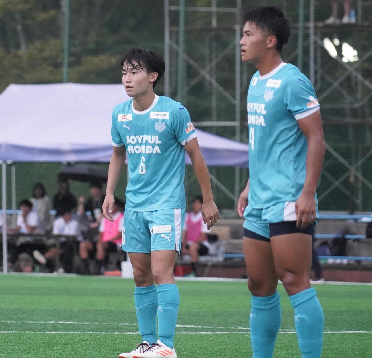 JR東日本カップ2023第97回関東大学サッカーリーグ戦1部筑波大対国士舘大戦で、プレーする筑波大MF瀬良俊太（左）と福井啓太（撮影・佐藤成）