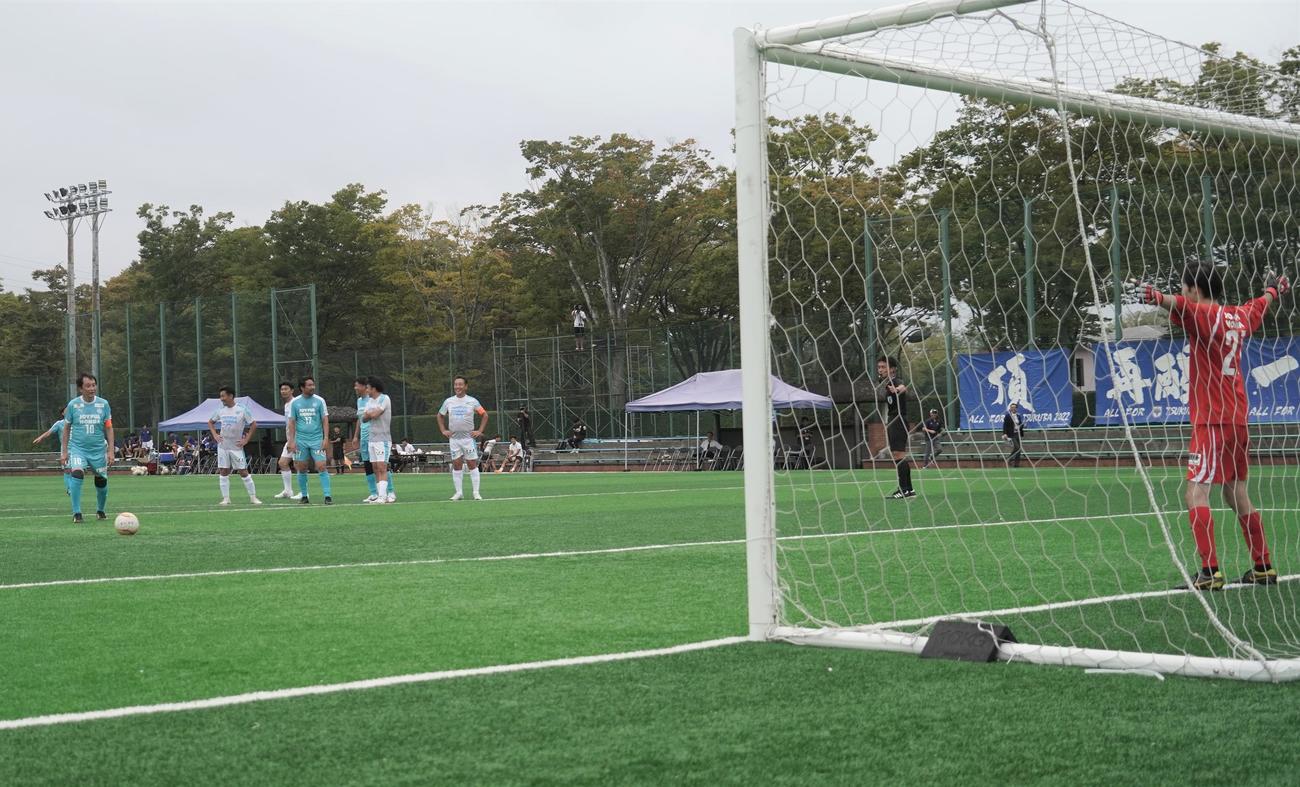 筑波大開学50周年記念マッチに出場した同大学永田恭介学長（左）（撮影・佐藤成）