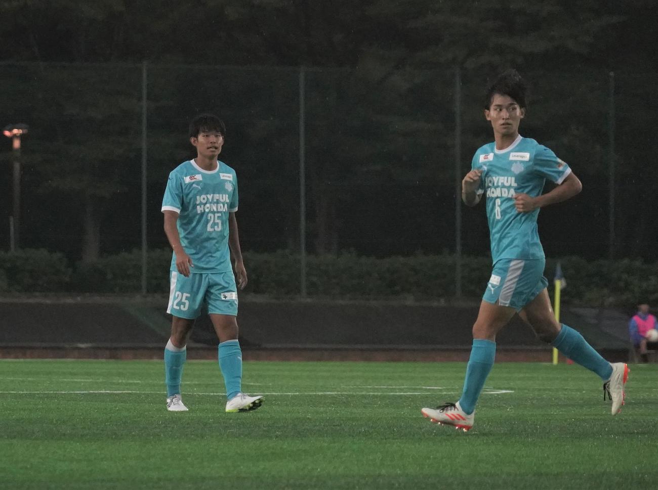 JR東日本カップ2023第97回関東大学サッカーリーグ戦1部筑波大対国士舘大戦で、プレーする筑波大MF徳永涼（左）と瀬良俊太（撮影・佐藤成）