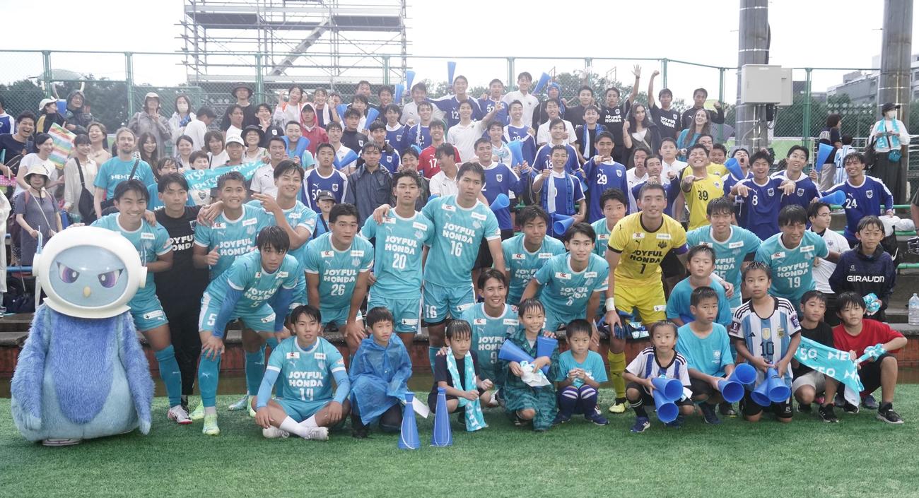 JR東日本カップ2023第97回関東大学サッカーリーグ戦1部筑波大対国士舘大戦で、勝利し、サポーターと喜ぶ筑波大メンバー（撮影・佐藤成）