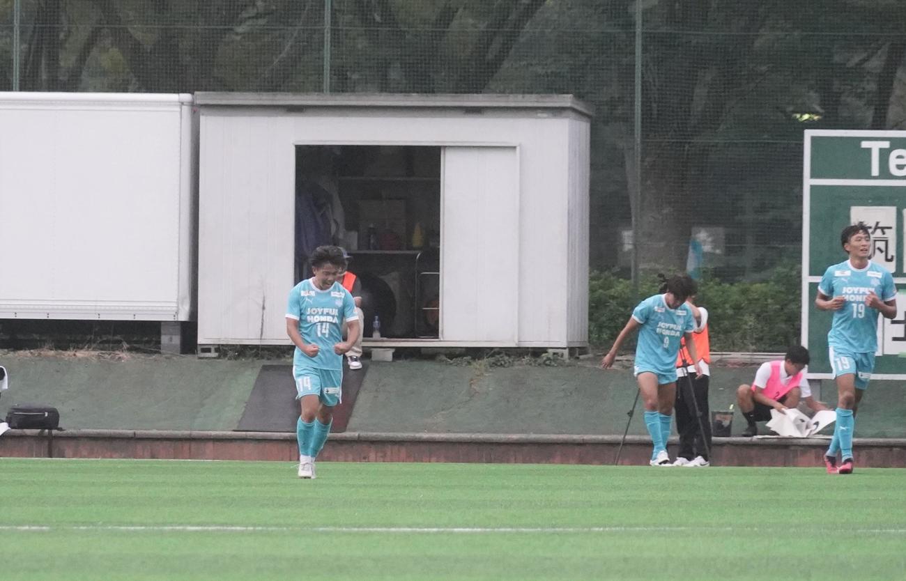 JR東日本カップ2023第97回関東大学サッカーリーグ戦1部筑波大対国士舘大戦で、ゴールを決めガッツポーズをする筑波大MF田村蒼生（左）（撮影・佐藤成）