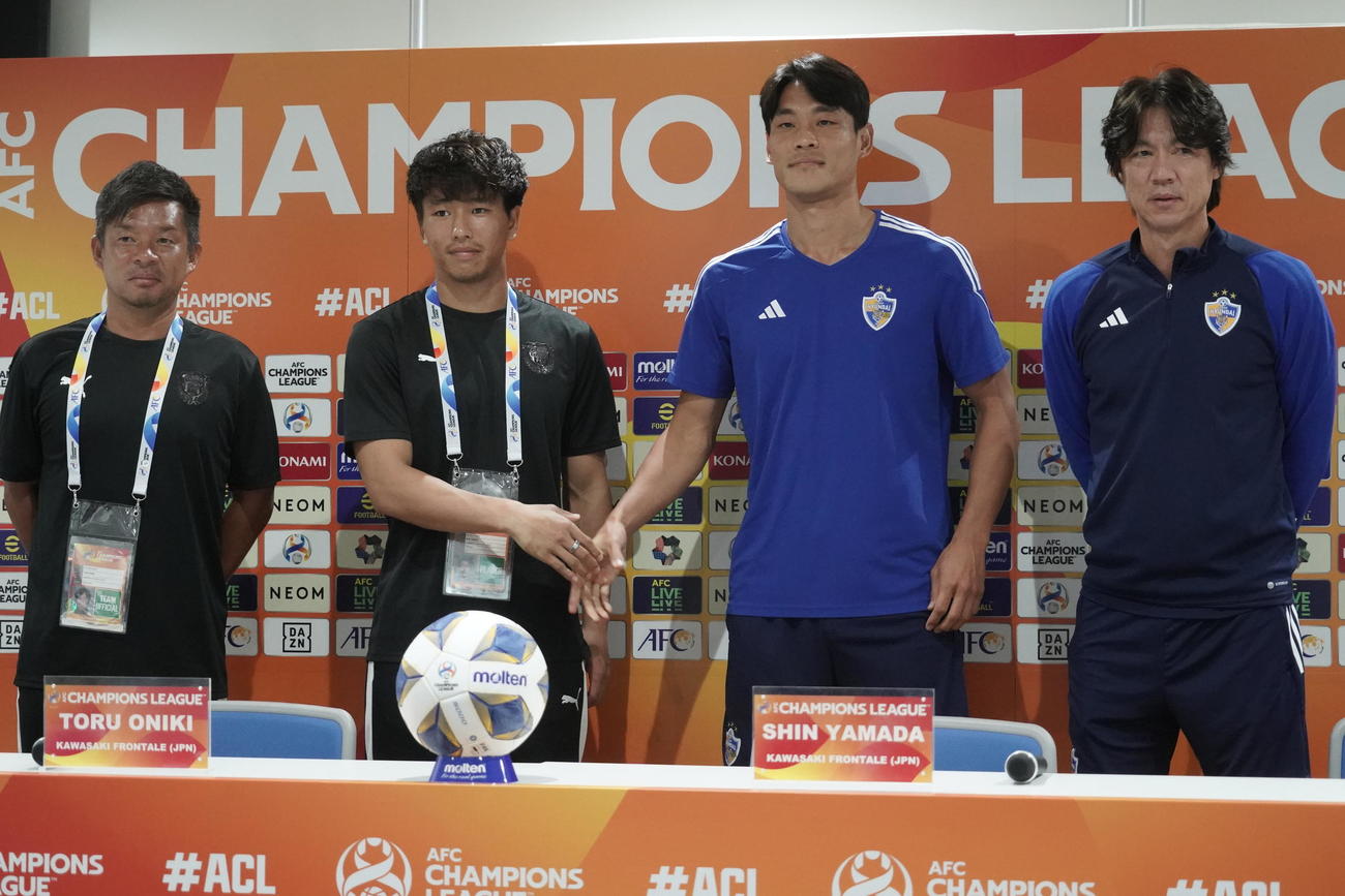 ACL第2戦の川崎フロンターレ対蔚山現代戦の前日会見に出席した、左から川崎フロンターレ鬼木達監督、山田新、蔚山現代の金基熙、洪明甫監督（撮影・佐藤成）