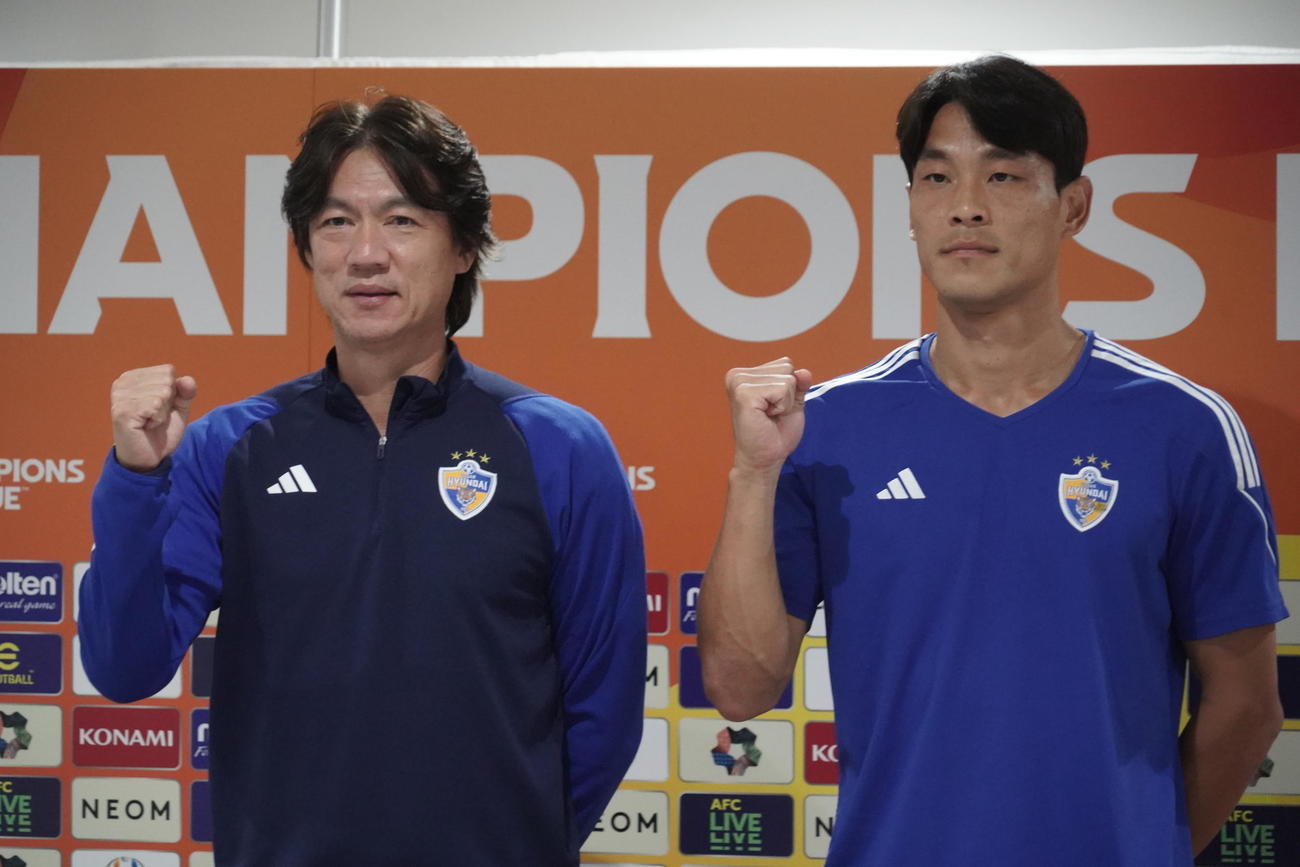 ACL第2戦の川崎フロンターレ戦の前日会見に出席した蔚山現代の洪明甫監督（左）と金基熙（撮影・佐藤成）