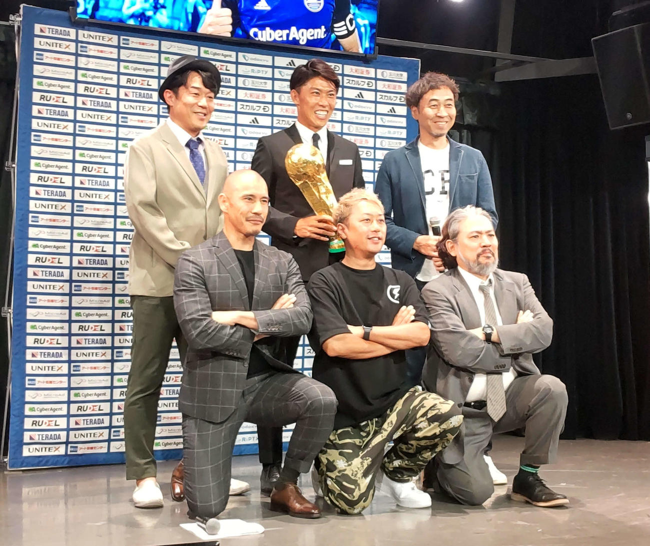 J2町田の太田宏介（後列中央）の引退会見にサプライズ登場したペナルティのヒデ（後列左）、ワッキー（同右）、（前列左から）元Jリーガーで司会の近藤岳登、ライセンス井本、ストロベビー・ディエゴ
