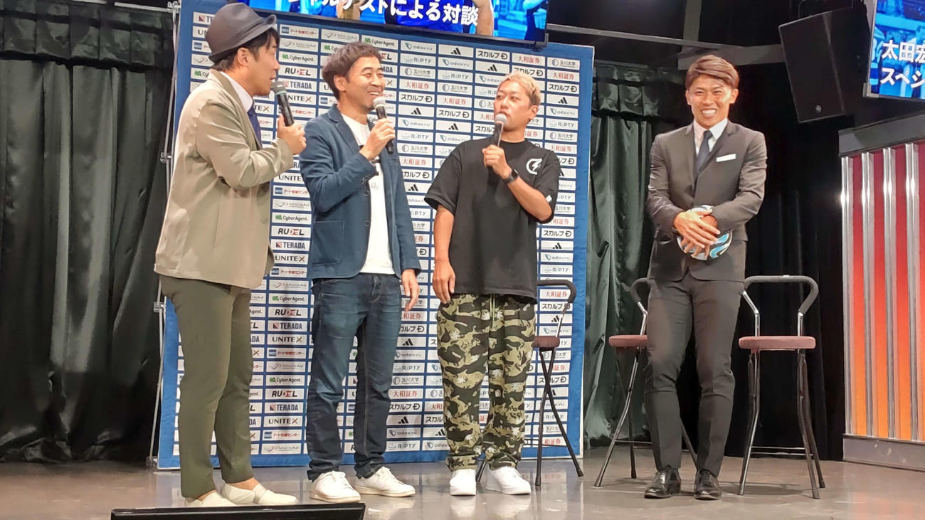 太田宏介の引退会見にサプライズ登場したお笑い芸人の（左から）ペナルティのヒデ、ワッキー、ライセンス井本