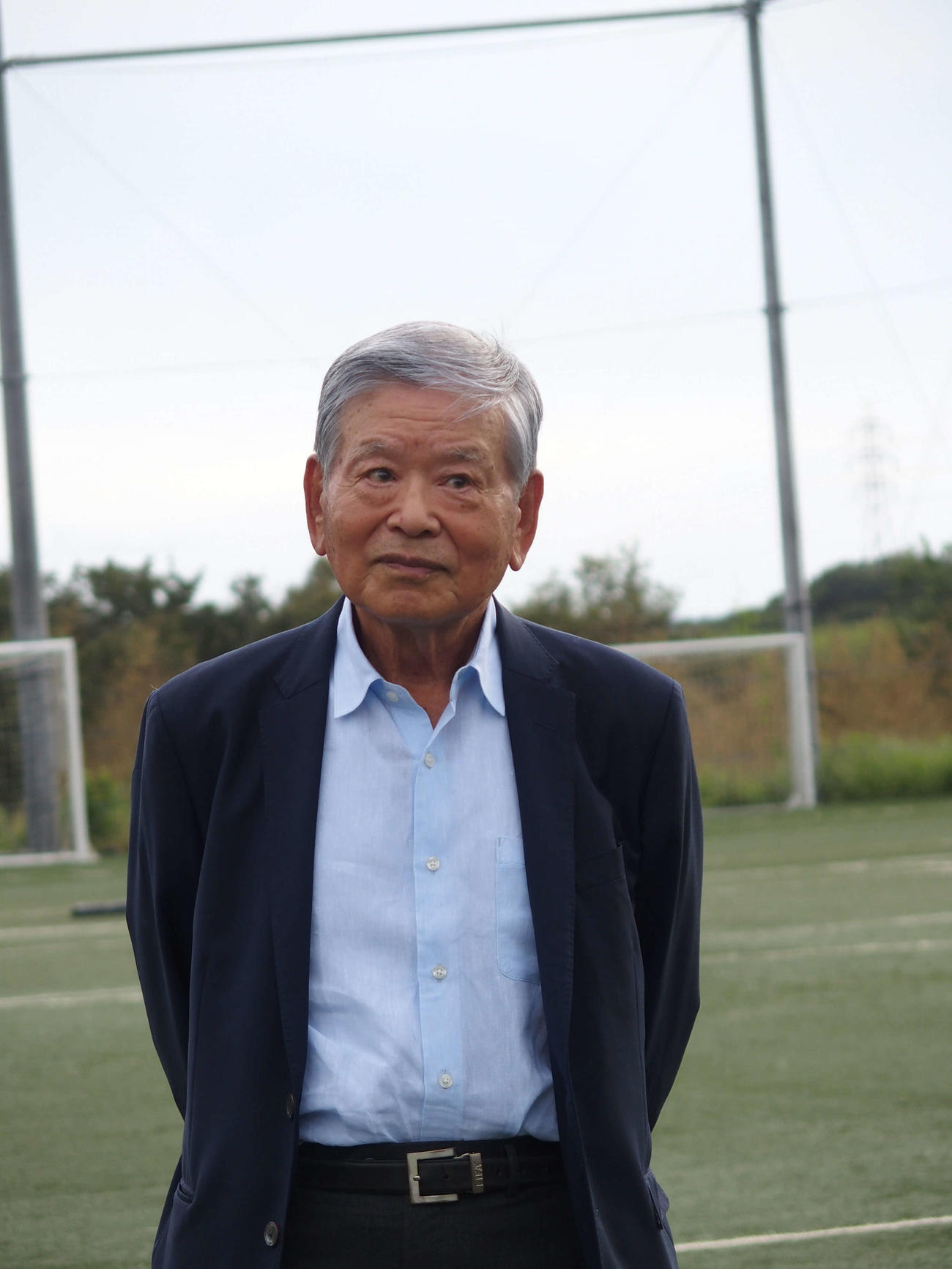 視察したバサラヴィレッジグリーンで取材に応じる日本トップリーグ連携機構の川淵三郎代表理事会長（撮影・永田淳）