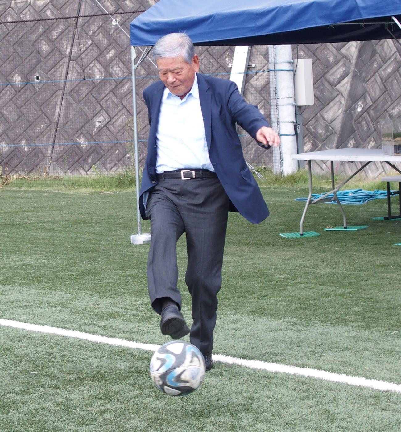 視察したバサラヴィレッジグリーンでボールを蹴る日本トップリーグ連携機構の川淵三郎代表理事会長（撮影・永田淳）