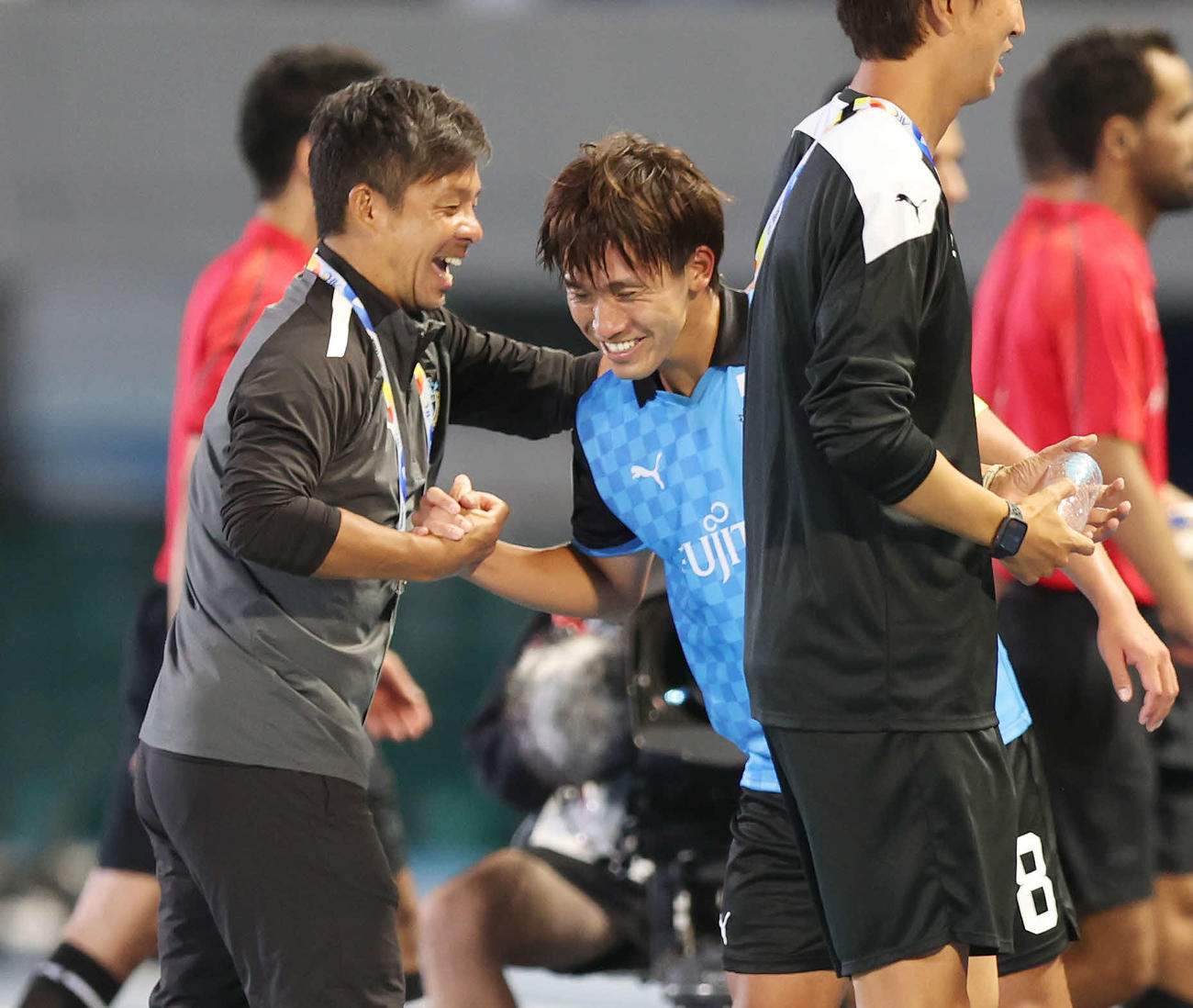 川崎F対蔚山　勝利し、笑顔で握手する川崎F鬼木監督（左）と橘田（撮影・宮地輝）