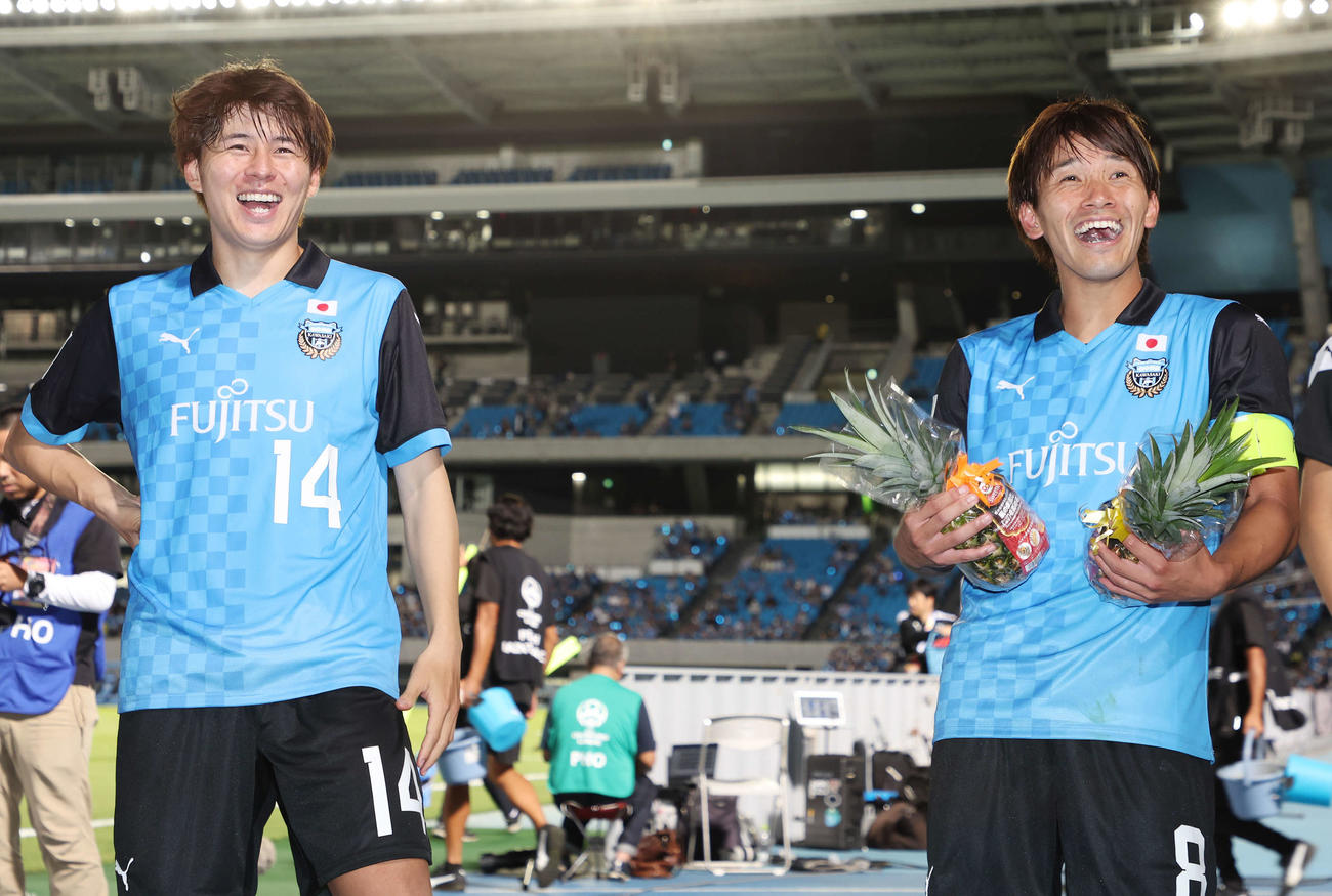 川崎F対蔚山　勝利し、川崎F脇坂（左）と笑顔を見せる川崎F橘田（撮影・宮地輝）