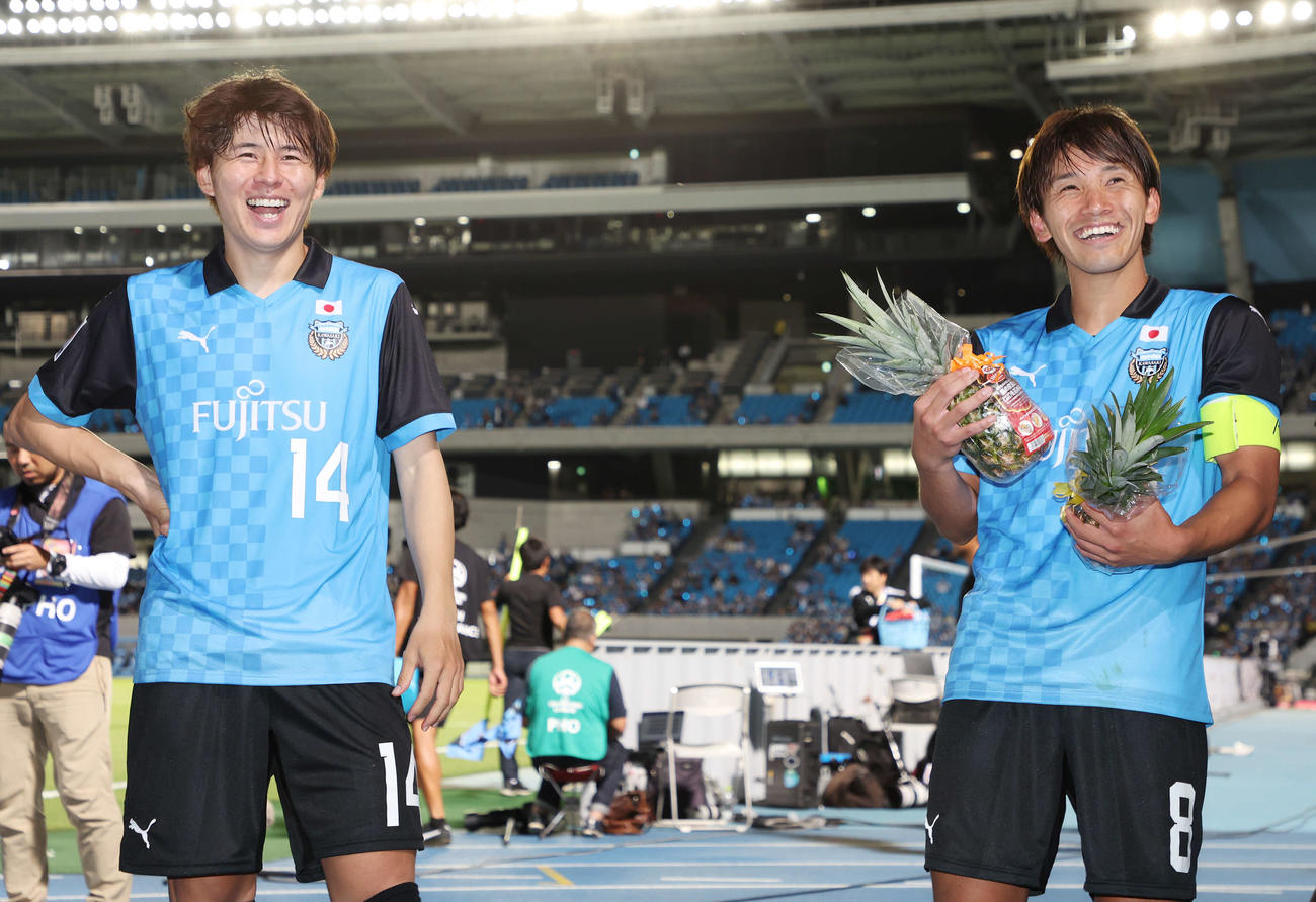 川崎F対蔚山　勝利し、川崎F脇坂（左）と笑顔を見せる川崎F橘田（撮影・宮地輝）