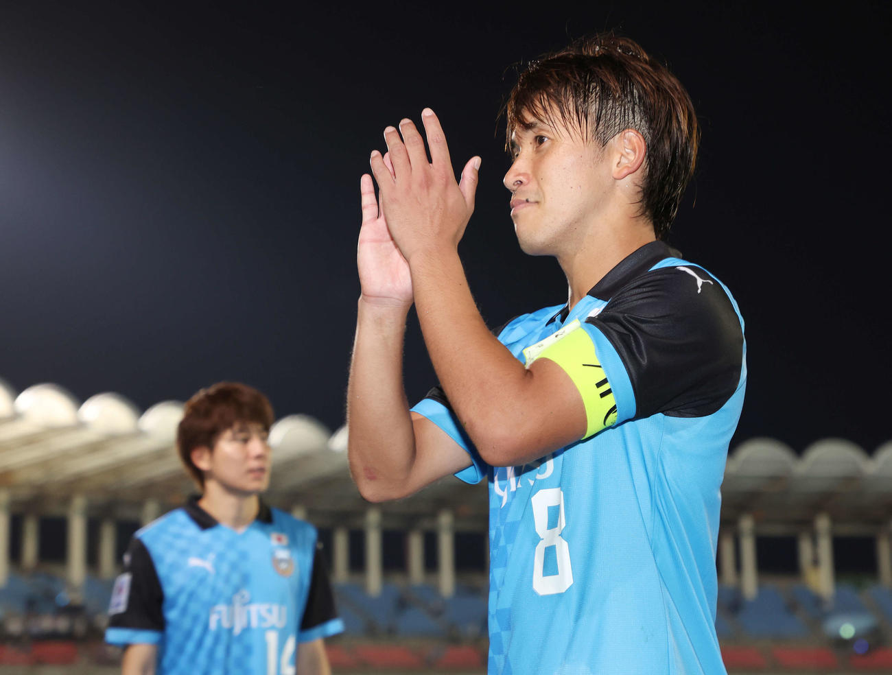 川崎F対蔚山　決勝ゴールを決めた川崎F橘田はサポーターへ拍手する（撮影・宮地輝）