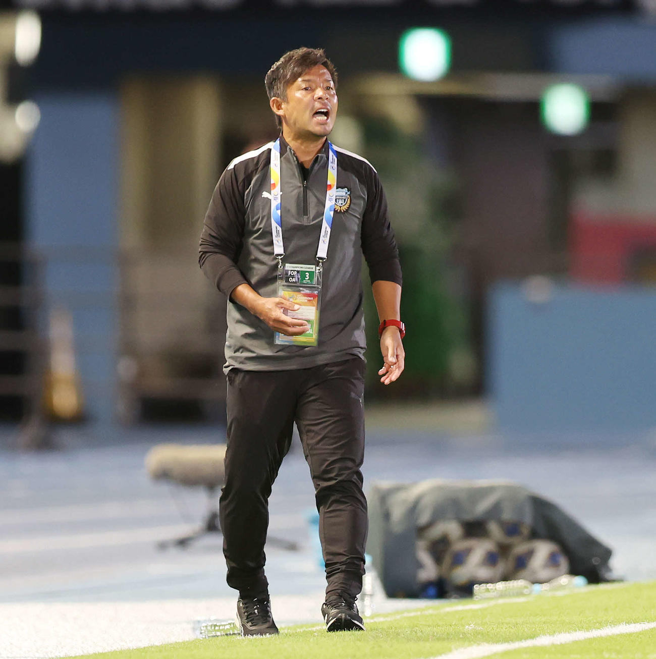 川崎F対蔚山　前半、指示を出す川崎F鬼木監督（撮影・宮地輝）