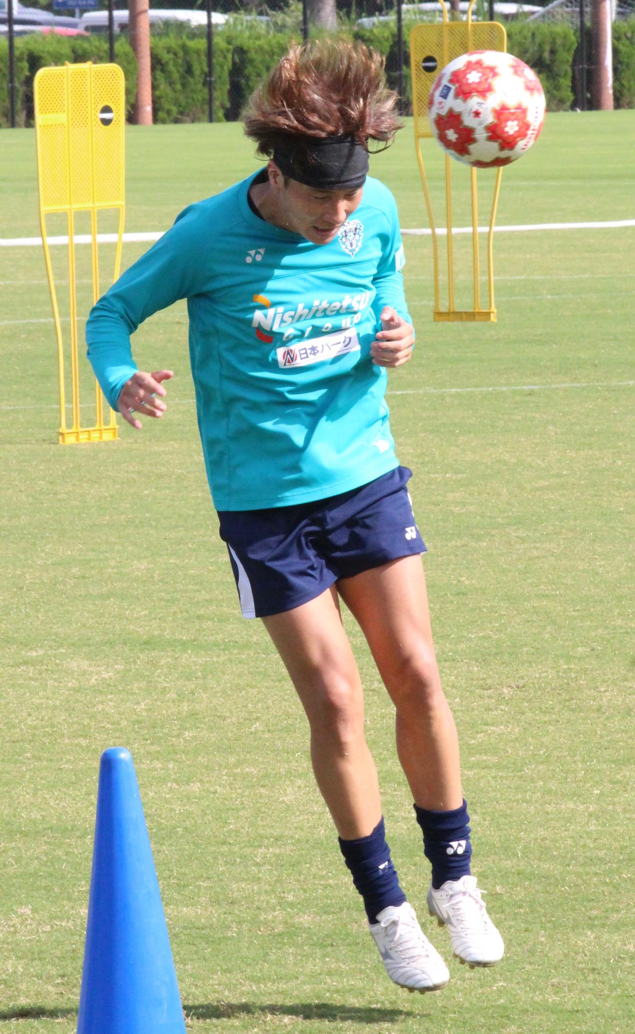 練習でヘディングする福岡FW山岸祐也（撮影・菊川光一）